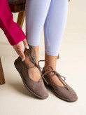 کفش تخت زنانه جیر نبوک مدل بالرین بنددار به رنگ خاکی تیره با پنجه مربعی و زیره نرم