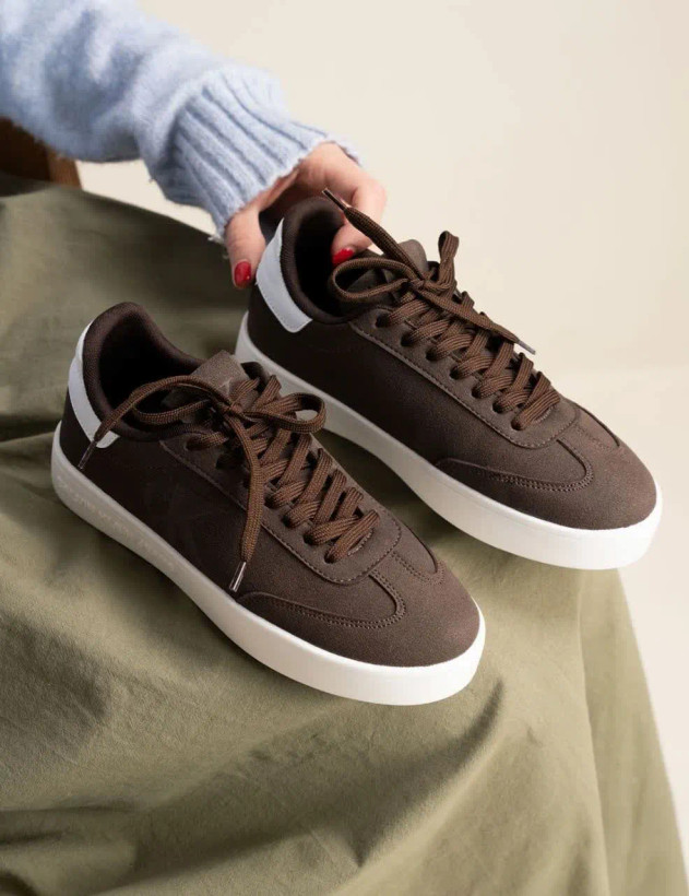 استایل خیابانی با کتونی جیر قهوه ای پلتفرم و شلوار جین - Mehranshoes