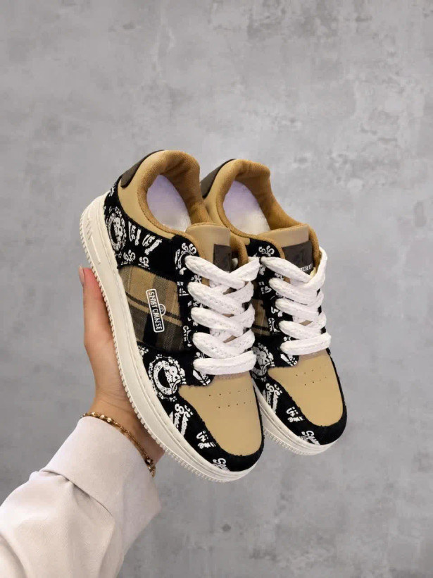 نمای نزدیک کتونی پارچهای مشکی با چاپ پیزلی و طرح چهارخانه قهوهای