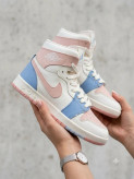 نمای نزدیک کتونی طرح Air Jordan 1 High رنگ پاستلی با زیره گلدار سفارشی و بافت چرم
